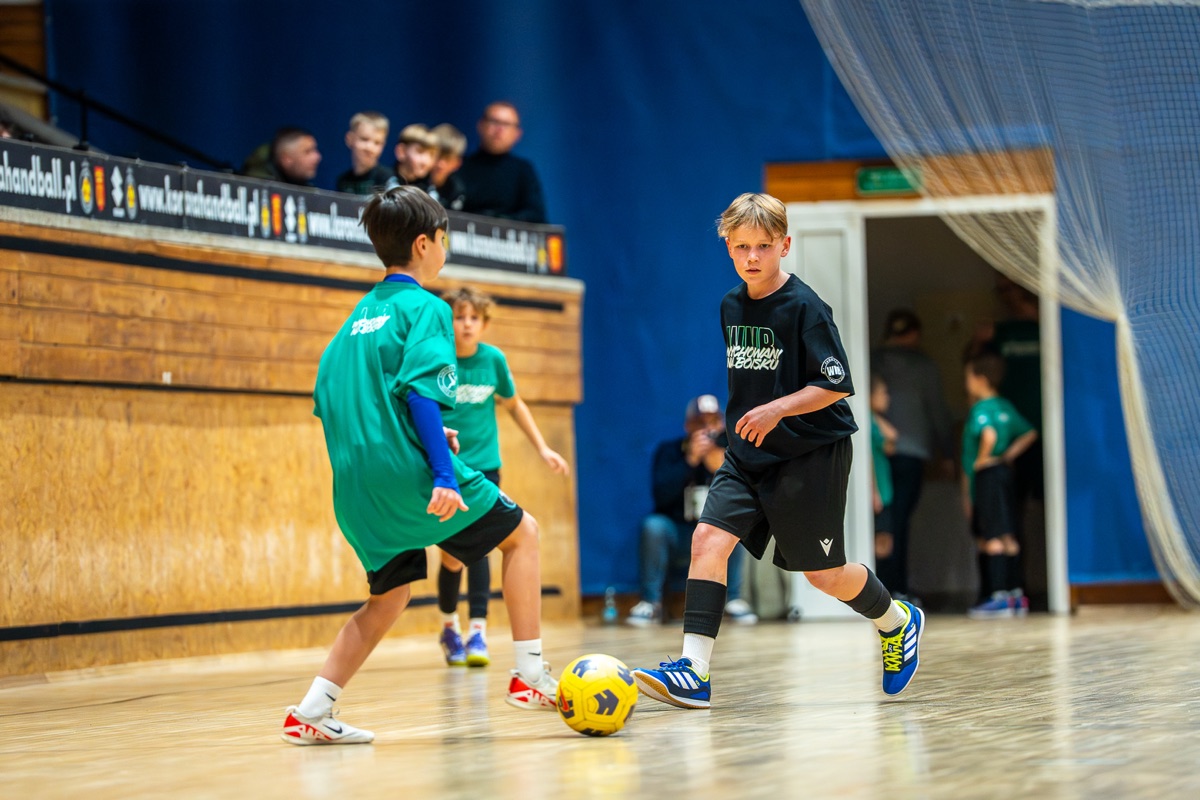 Trening szkółki piłkarskiej WNB — gra jeden na jeden