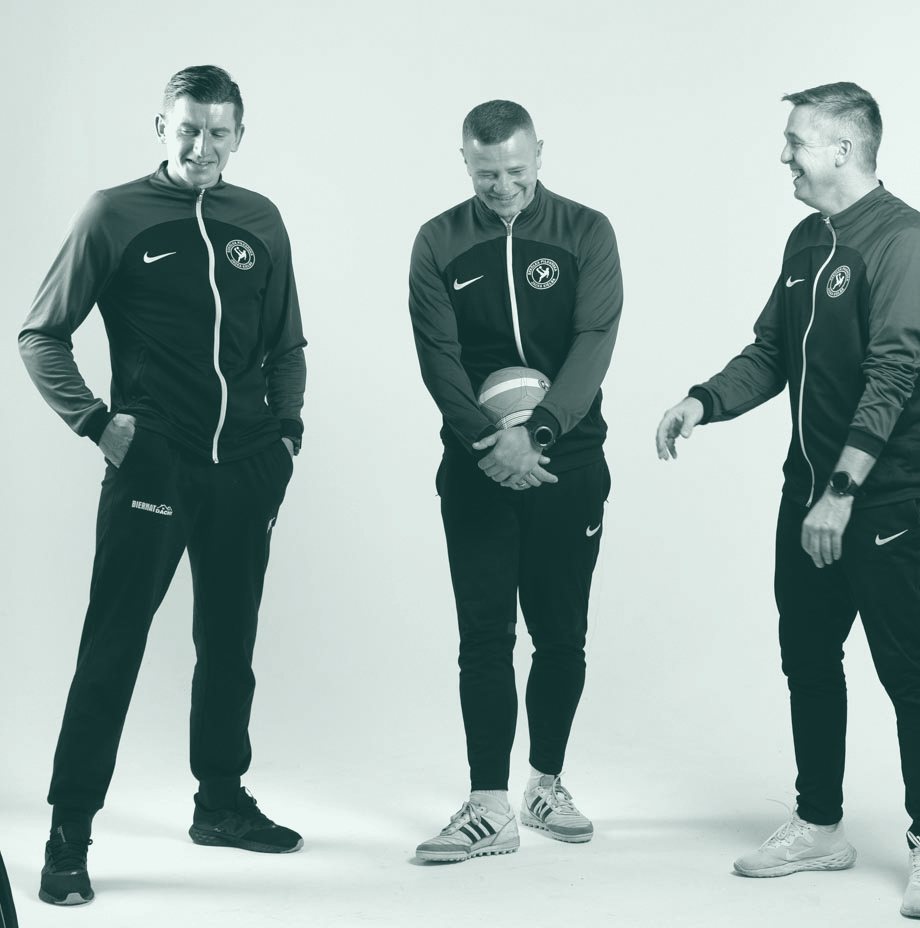 Kamil Kuzera, Jacek Kiełb i Paweł Czaja — założyciele Fundacji Wychowani Na Boisku